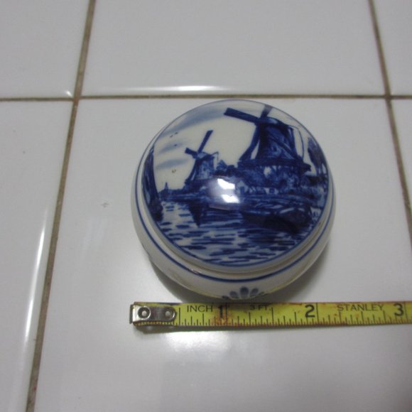 Tiny, tiny Delft Trinket Box Handpainted made in Holland Vintage 1970`s - Picture 7 of 9